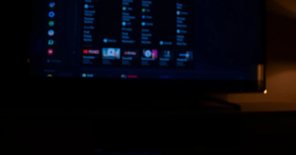 Un Android TV Box acceso davanti a una televisione che mostra una griglia EPG in un salotto in penombra, con il riflesso di luci da stadio sullo schermo