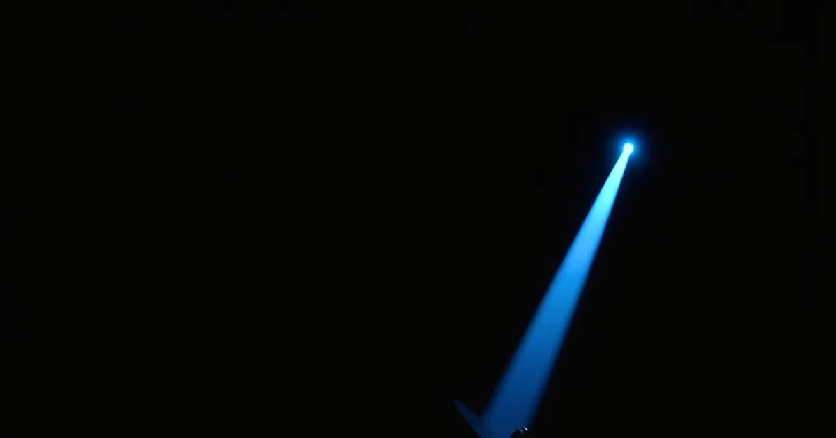 Un unico raggio di luce blu stabile collega una smart TV a un'antenna nella notte, mentre altri fili di luce instabili sfumano nel buio, simbolo di una lista IPTV unica e affidabile.